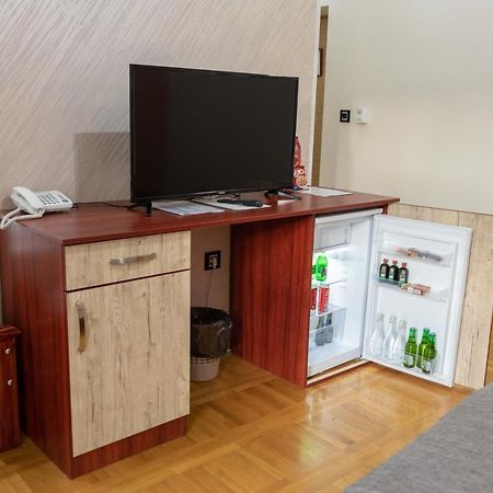 Hotel Kutko Pančevo エクステリア 写真