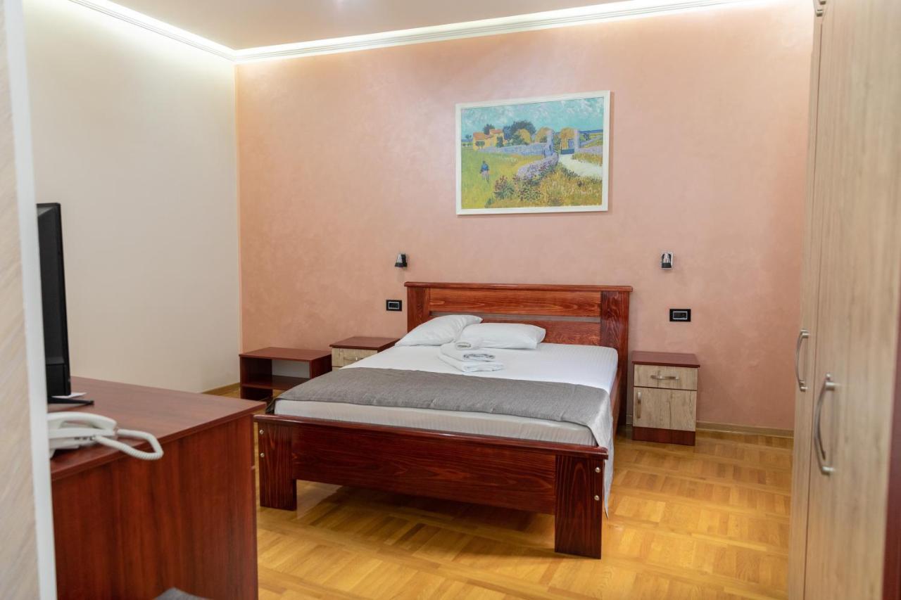 Hotel Kutko Pančevo エクステリア 写真