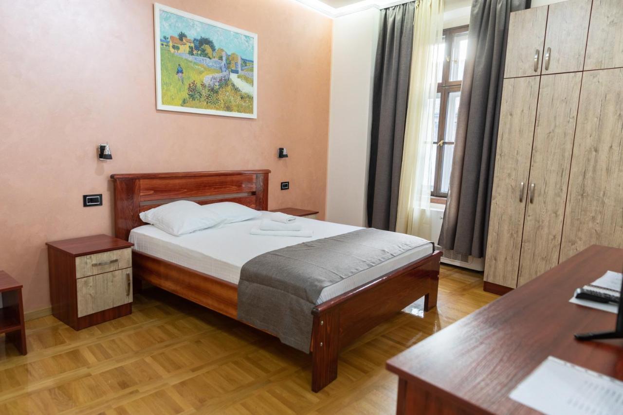 Hotel Kutko Pančevo エクステリア 写真