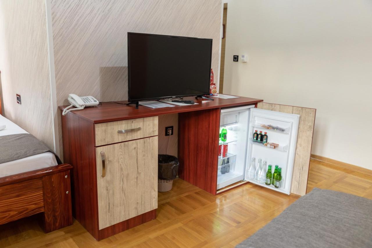 Hotel Kutko Pančevo エクステリア 写真