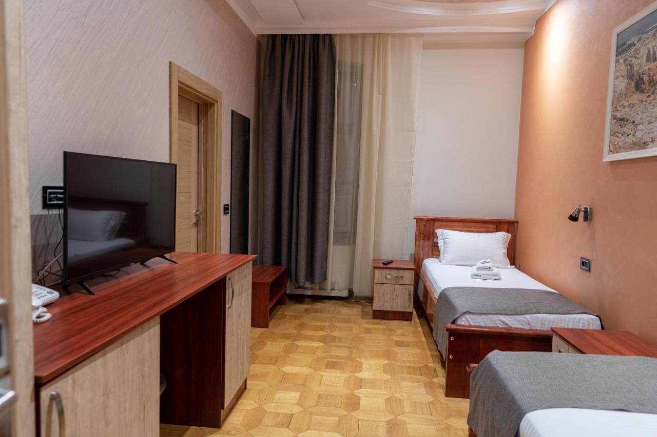 Hotel Kutko Pančevo エクステリア 写真