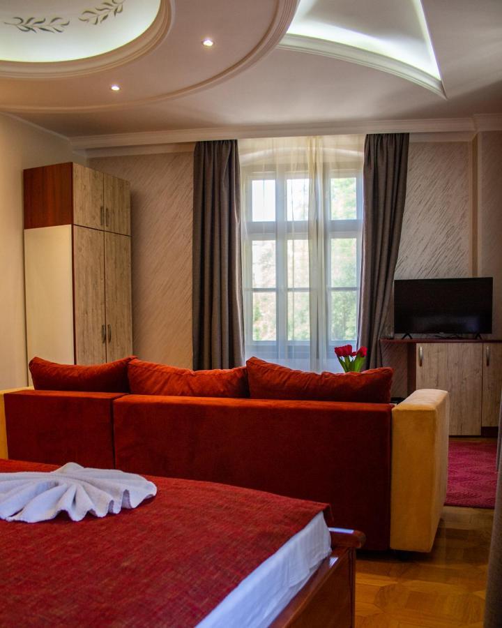 Hotel Kutko Pančevo エクステリア 写真