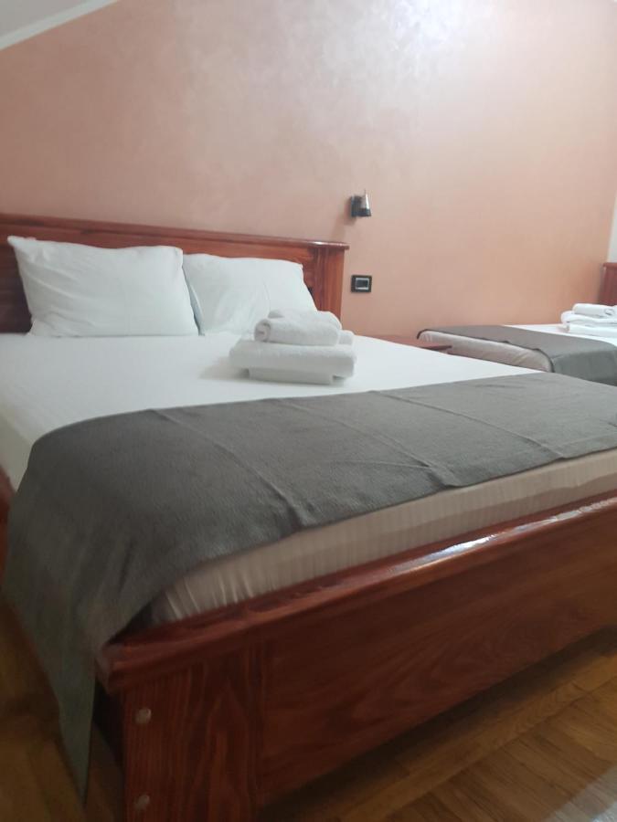 Hotel Kutko Pančevo エクステリア 写真