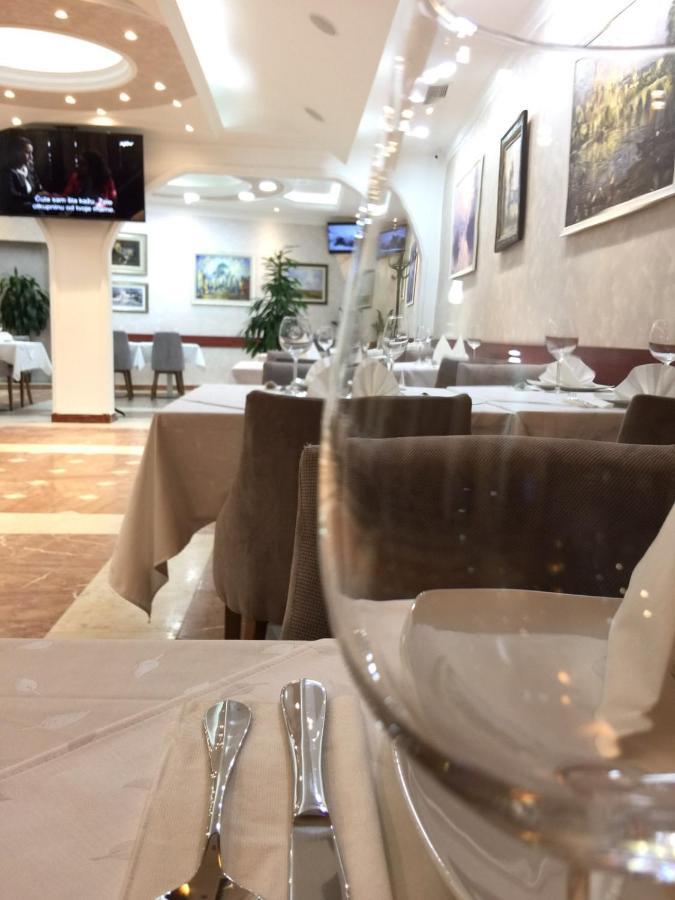 Hotel Kutko Pančevo エクステリア 写真
