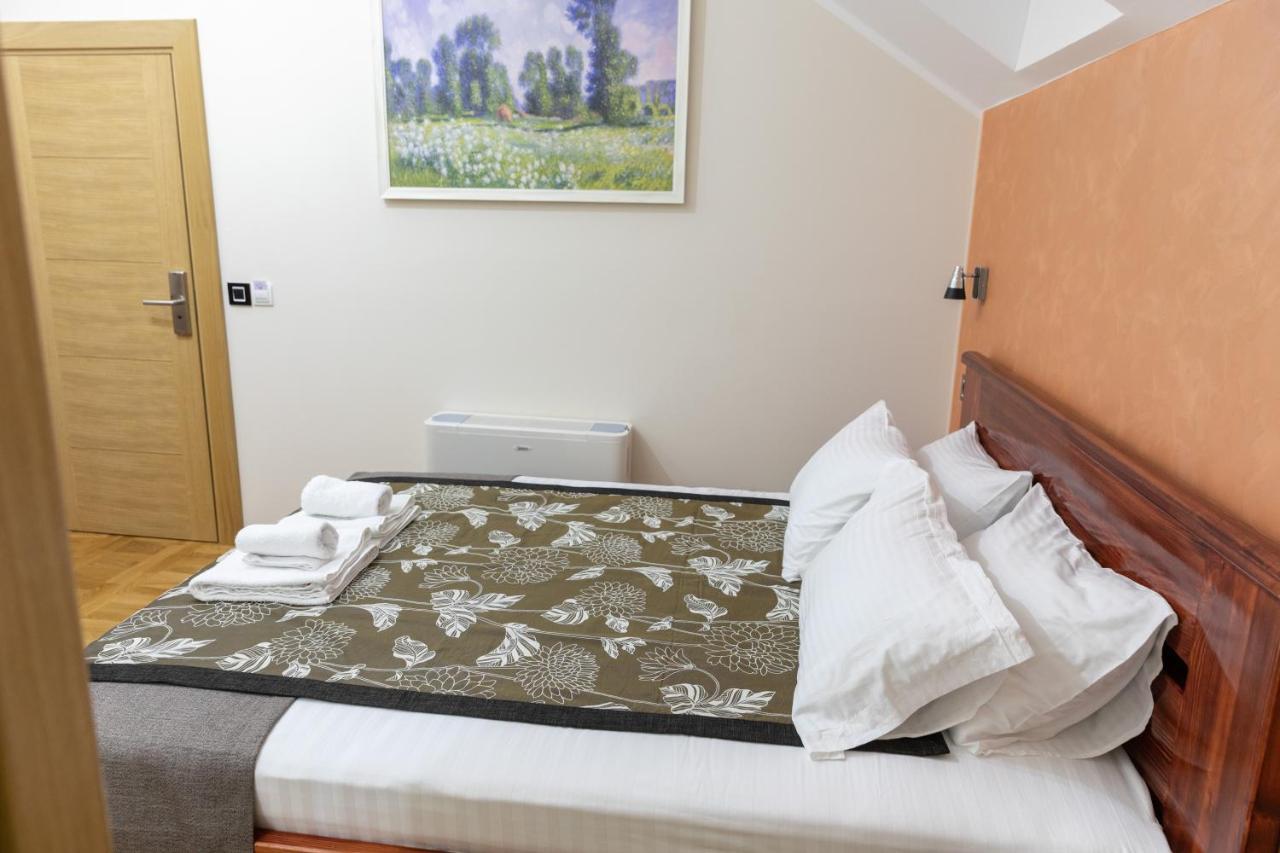 Hotel Kutko Pančevo エクステリア 写真