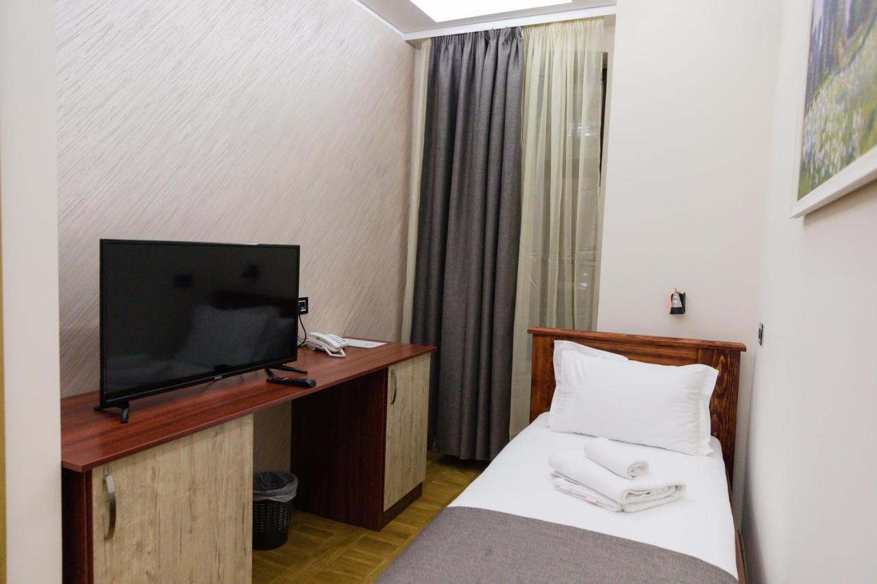 Hotel Kutko Pančevo エクステリア 写真