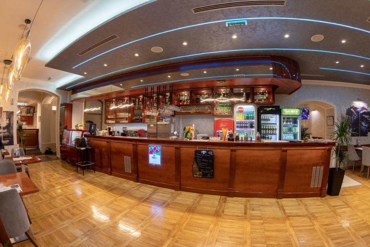 Hotel Kutko Pančevo エクステリア 写真