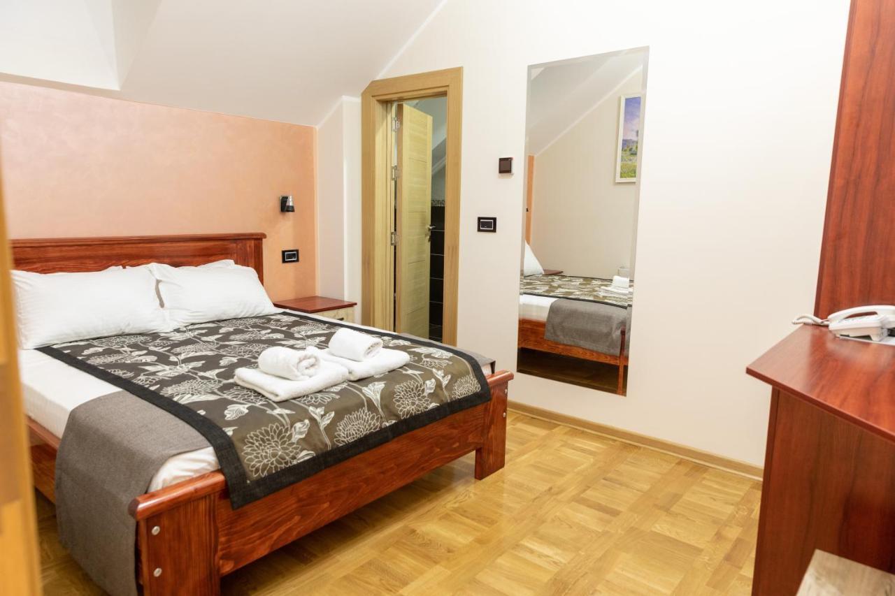 Hotel Kutko Pančevo エクステリア 写真