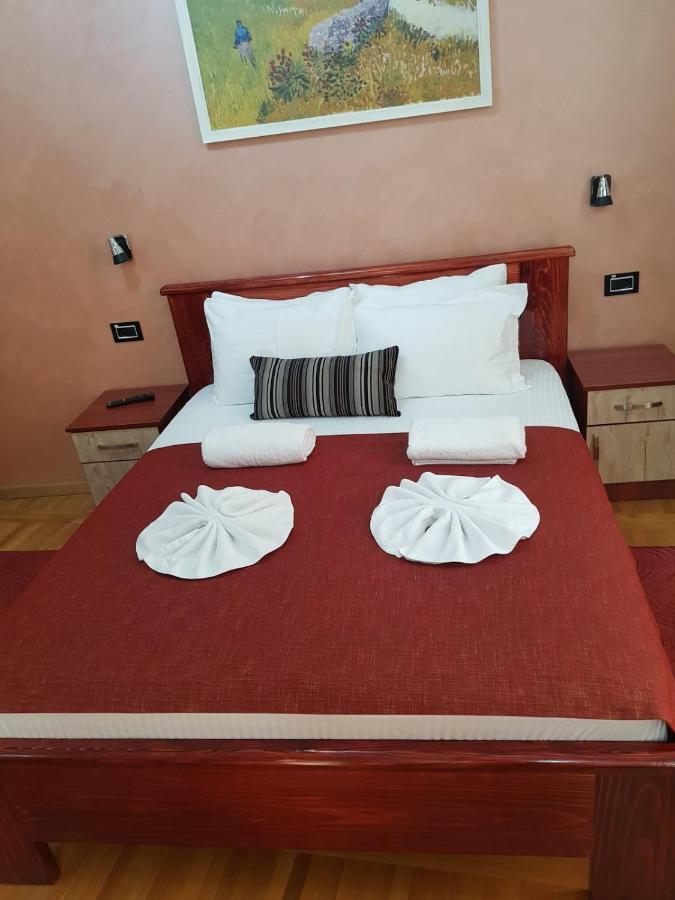Hotel Kutko Pančevo エクステリア 写真