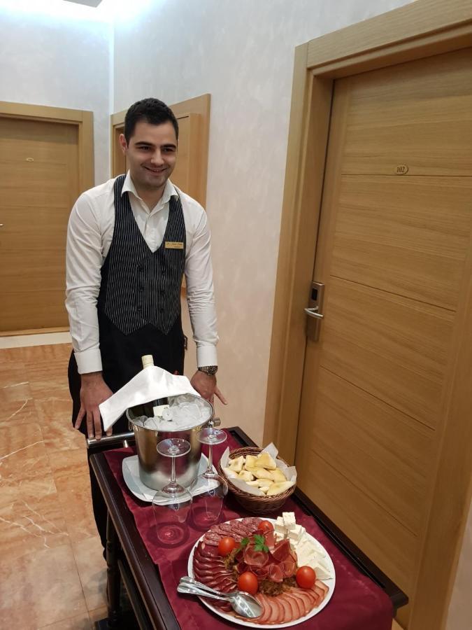 Hotel Kutko Pančevo エクステリア 写真