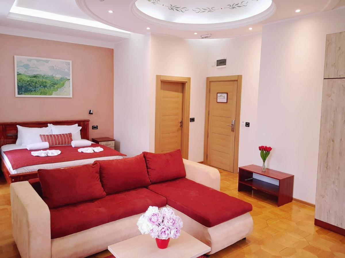 Hotel Kutko Pančevo エクステリア 写真