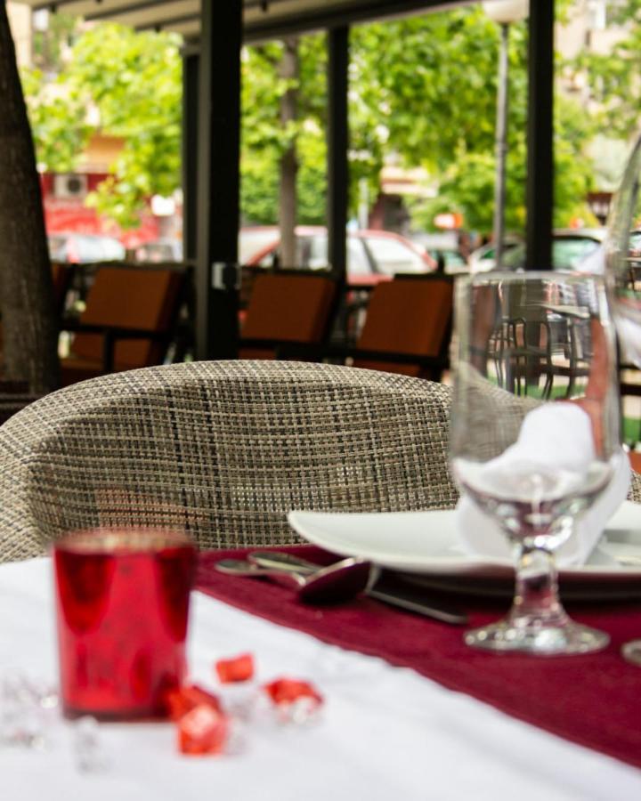 Hotel Kutko Pančevo エクステリア 写真